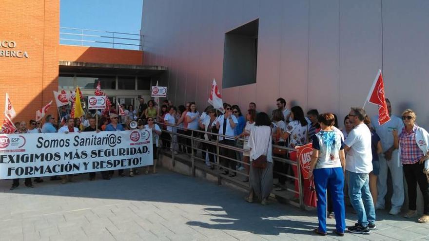 Los empleados del centro Psiquiátrico protagonizaron ayer una concentración de protesta en la puerta del hospital.