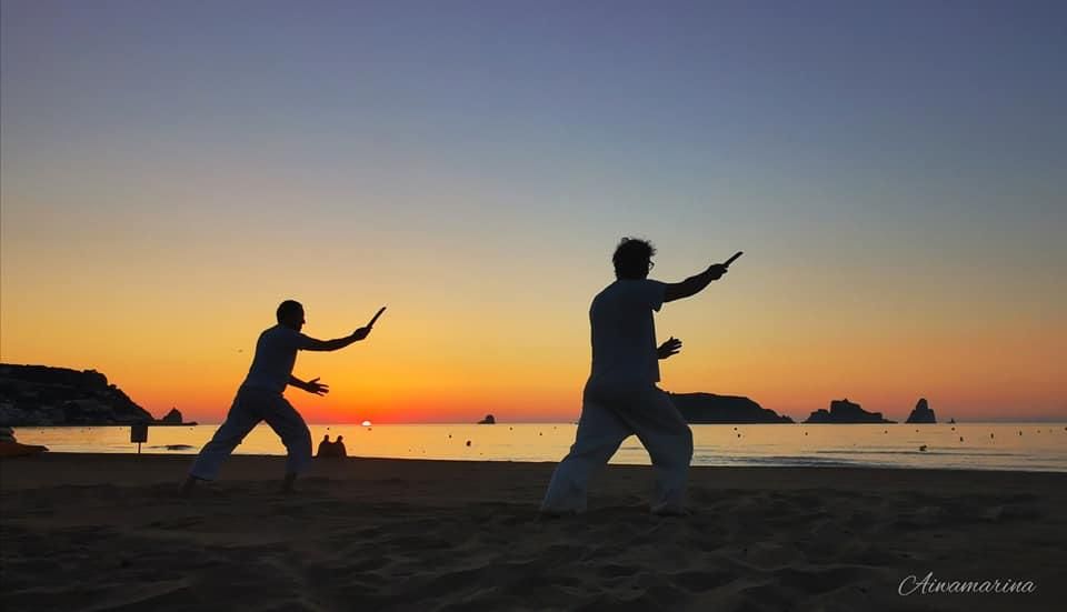 Els practicants d''aikido amb les Illes Medes de fons.