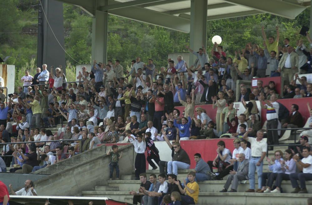 Joc i alegria del jugadors del CE Manresa per l''ascens de categoria la temporada 2000-2001