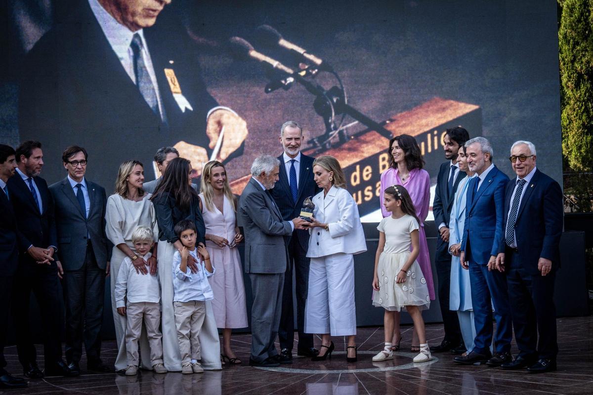 El Rey y los familiares de Samaranch en el acto de homenaje al expresidente del COI.
