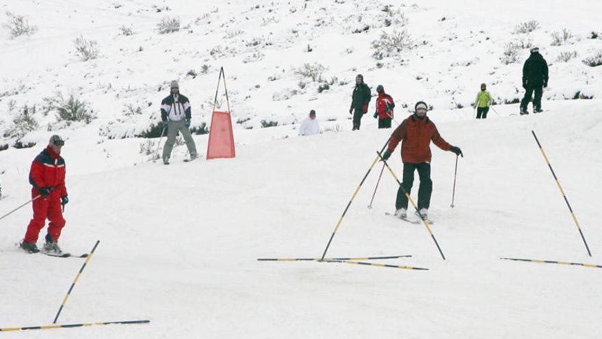 La estación, en una jornada de abundante nieve. // Fdv