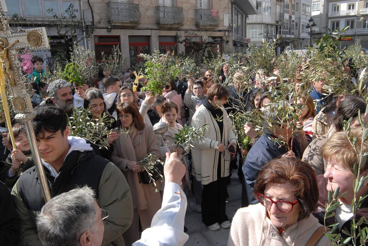 Como cada año, la borriquita despertó gran interés entre los feligreses de A Estrada