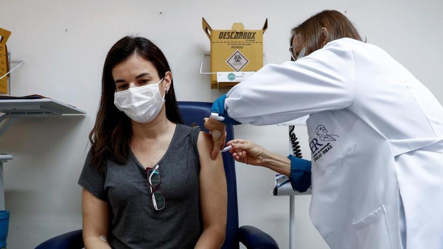 Una persona recibe la segunda dosis en los ensayos de la vacuna contra la COVID-19.