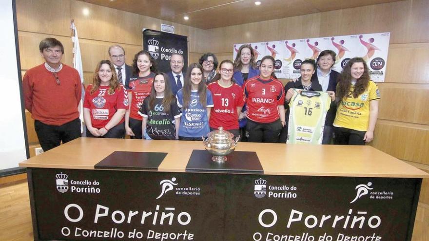 Los participantes en el sorteo y canteranas del Porriño con camisetas de todos los equipos clasificados. // FDV