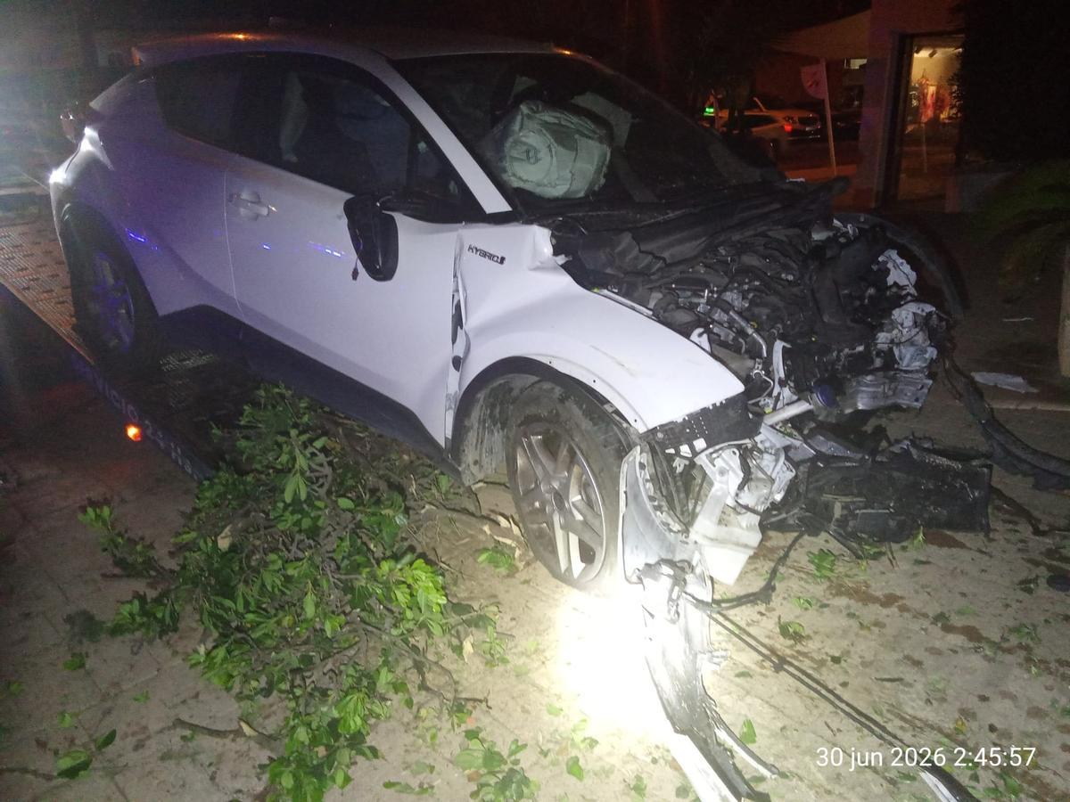 El coche ha quedado siniestro total tras estamparse contra una sucursal bancaria de Ibiza.