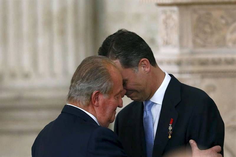 Fotogalería: Juan Carlos firma la abdicación