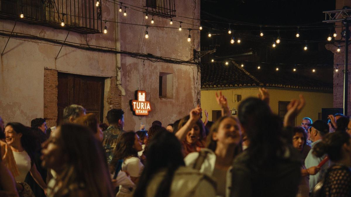 ‘Per un estiu etern’, la nueva campaña de Cervezas Turia.
