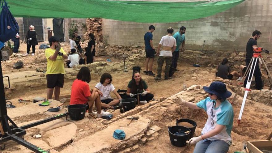 Estudiantes que participan en el campamento arqueológico del barrio dels Obradors de Manises. | LEV-EMV