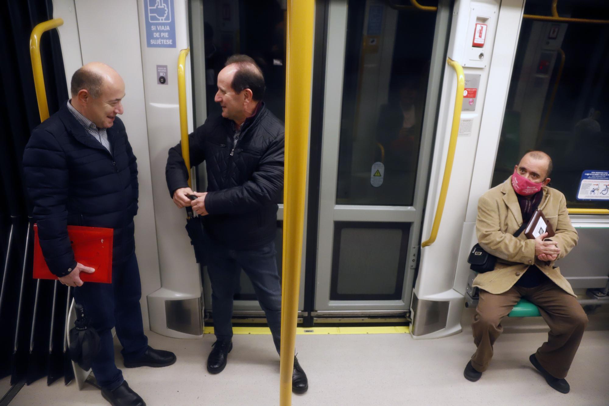 Málaga, el primer día sin mascarillas en el transporte público, en imágenes