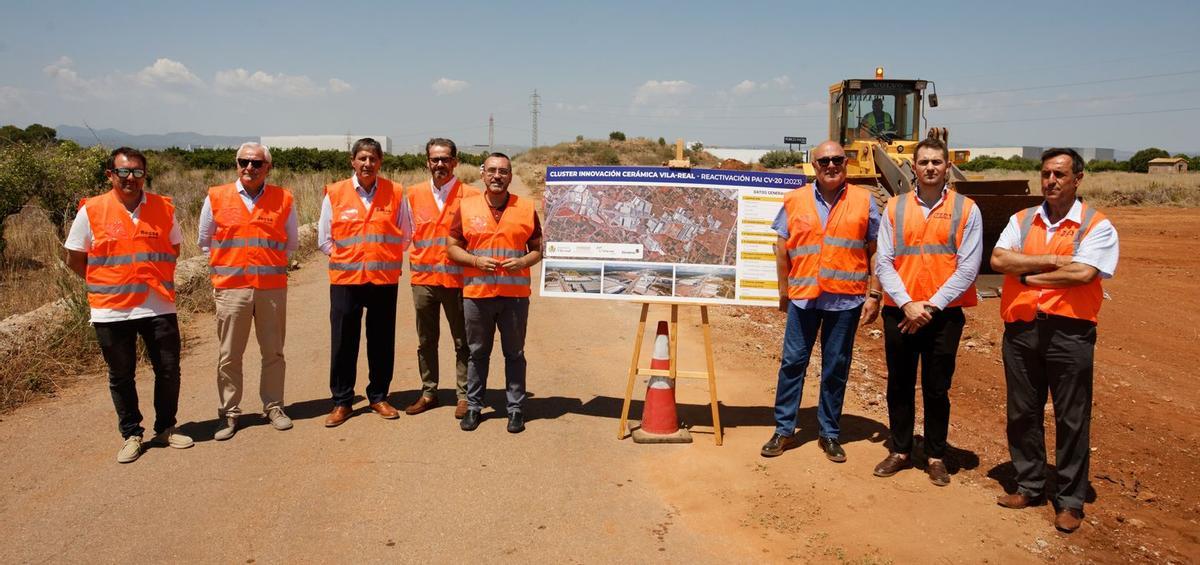 El alcalde Benlloch y el edil Obiol, en la zona del inicio de la obras, junto a técnicos municipales y responsables de Becsa.