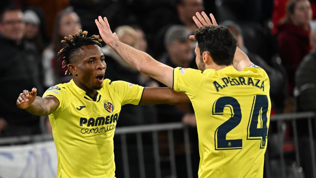 Samu Chukwueze y Alfonso Pedraza celebran el 1-1 entre el Bayern y el Villarreal en Champions.