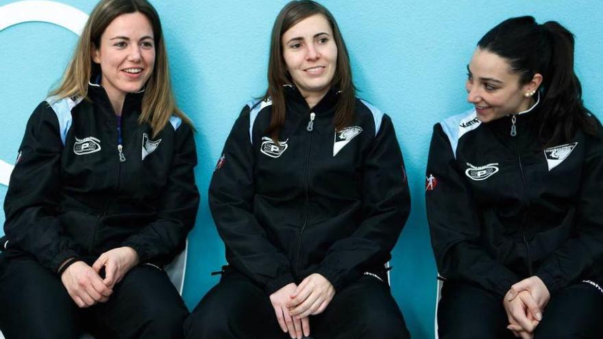 Las exjugadoras del Oviedo Balonmano Femenino Vicky, Alicia y Sara.