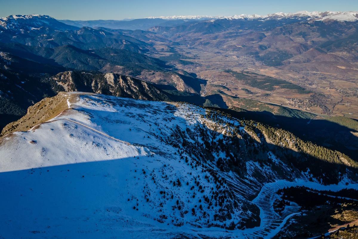 El aumento de las temperaturas significa que la gran mayoría de las estaciones de esquí del mundo ya dependen de la nieve artificial para aumentar la capa de nieve y prolongar la temporada, pero una racha récord de clima templado a fines de diciembre significa que incluso la nieve artificial ya no es posible en algunas áreas como en La Molina