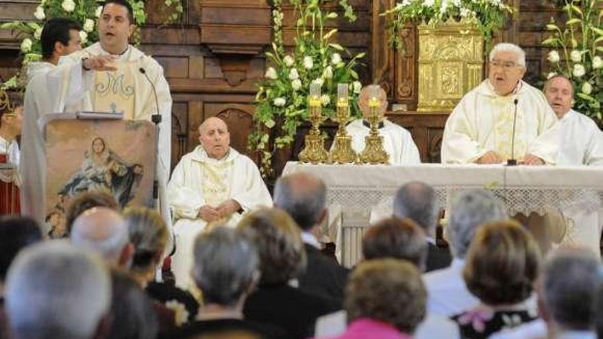 El sacerdote Juan Ventura se encargó de la homilía. // Iñaki Abella