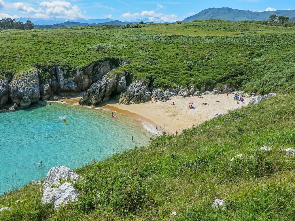 Playa de San Antonio, en Llanes, Asturias.