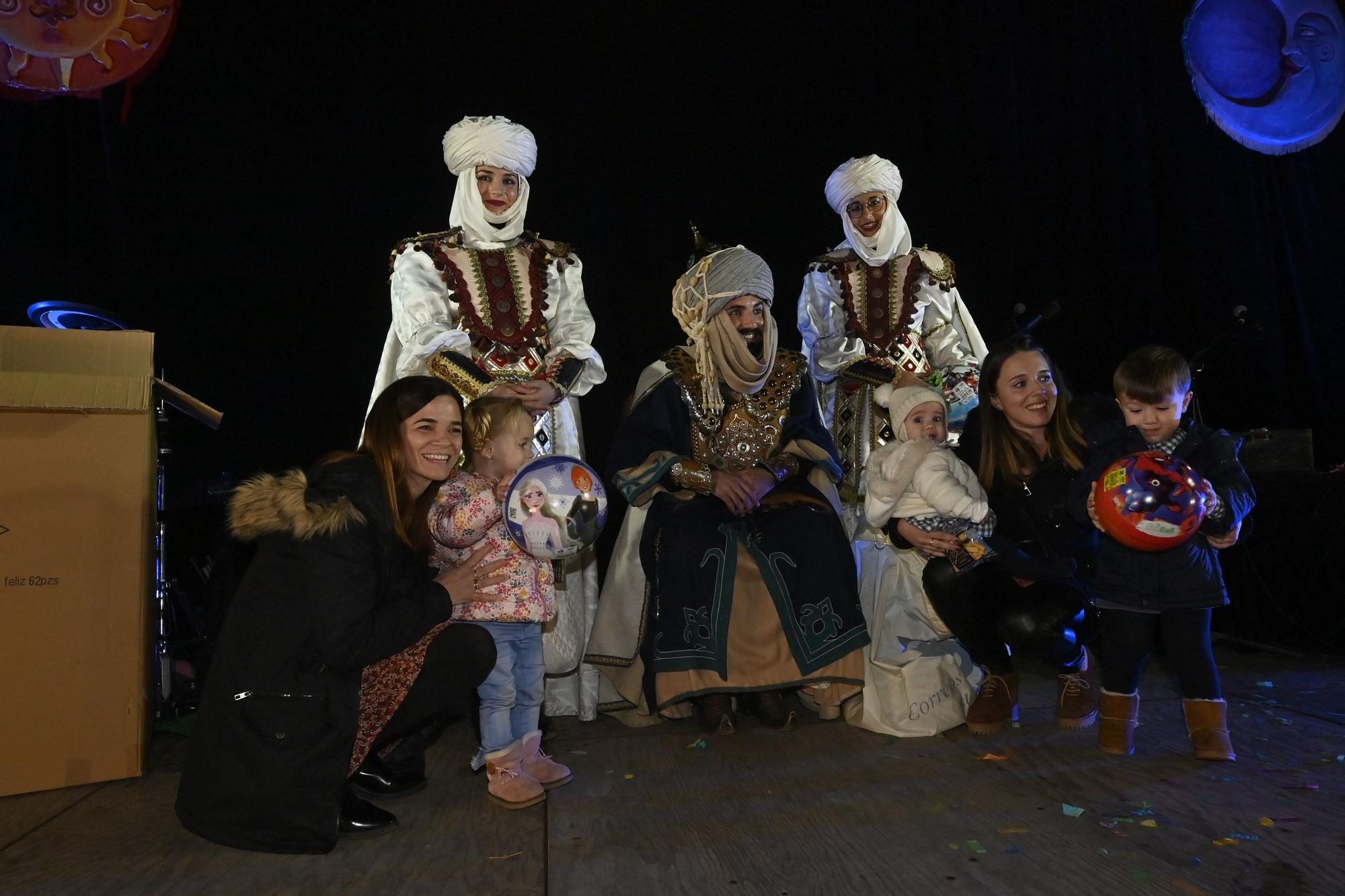 Los peques de Castelló entregan al Cartero Real las misivas con sus deseos. Encuentra tu foto.