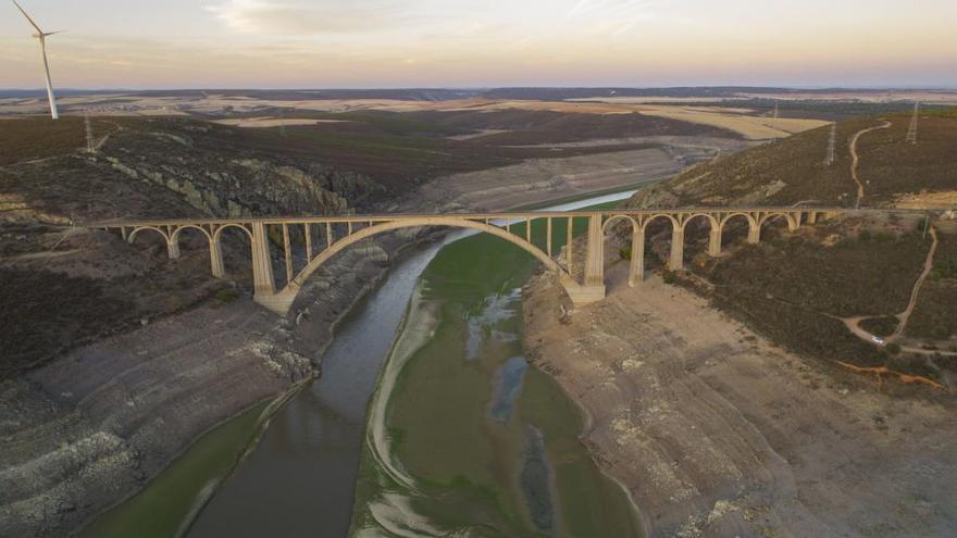 Bajada del nivel de las aguas por la sequía en el embalse de Ricobayo, en el puente de la Estrella.