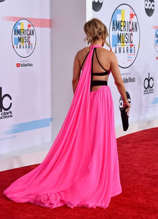 La espalda del vestido de Georges Chakra que llevó Jennifer Lopez en los Amas 2018
