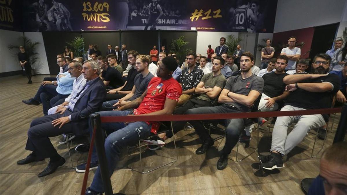 Pesic, junto a los jugadores de la actual plantilla durante la despedida de Navarro