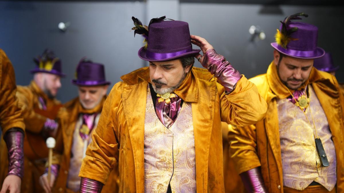Dentro de La Clandestina, una comparsa de Fuenlabrada que se prepara para competir en el Carnaval madrileño