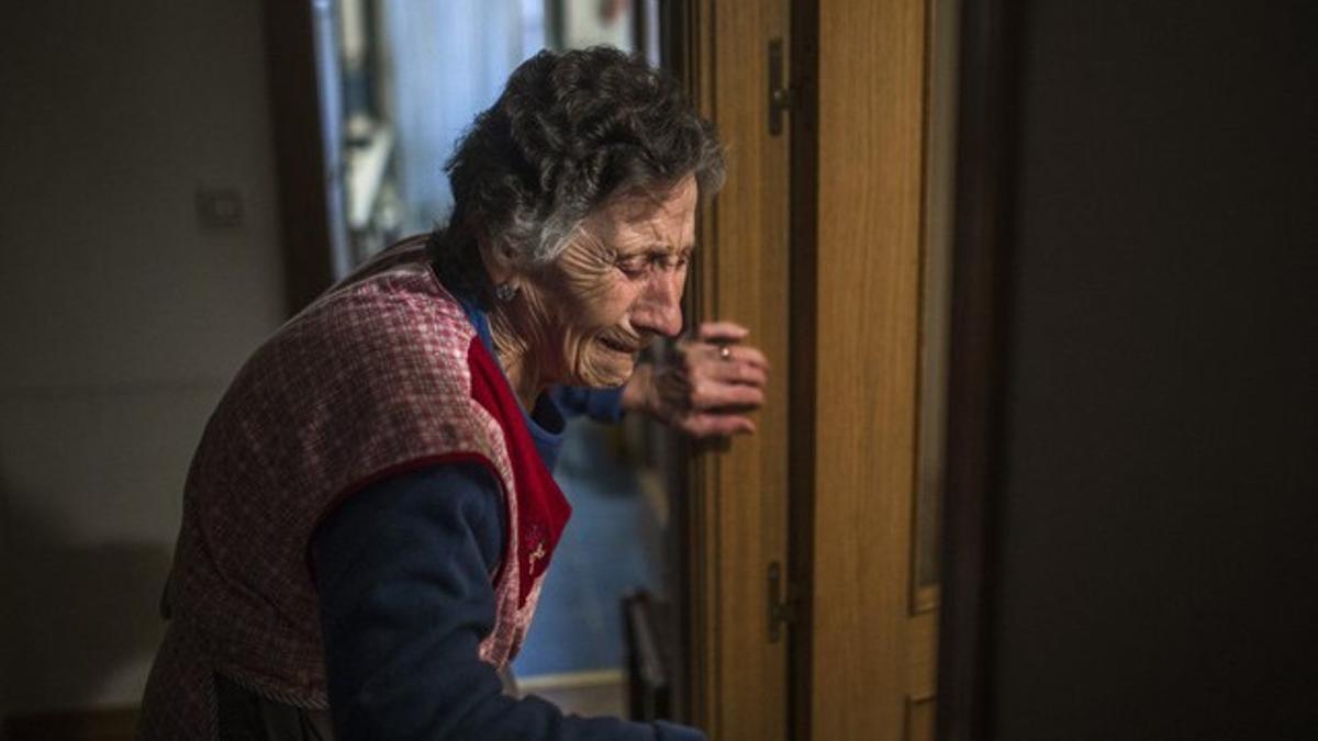 Carmen Martínez Ayuso llorando durante su desahucio