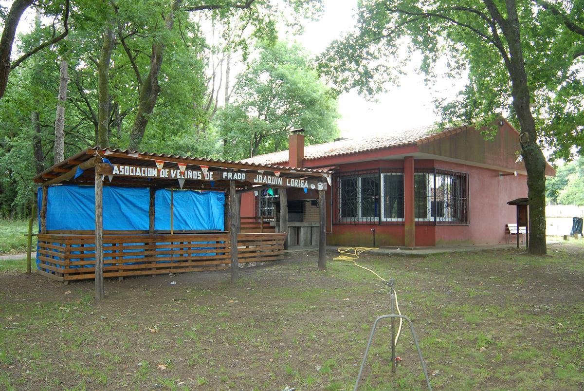 Chigre de madera al lado del centro social.