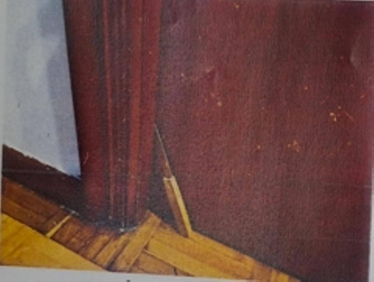 El cuchillo clavado en la puerta de la vivienda.
