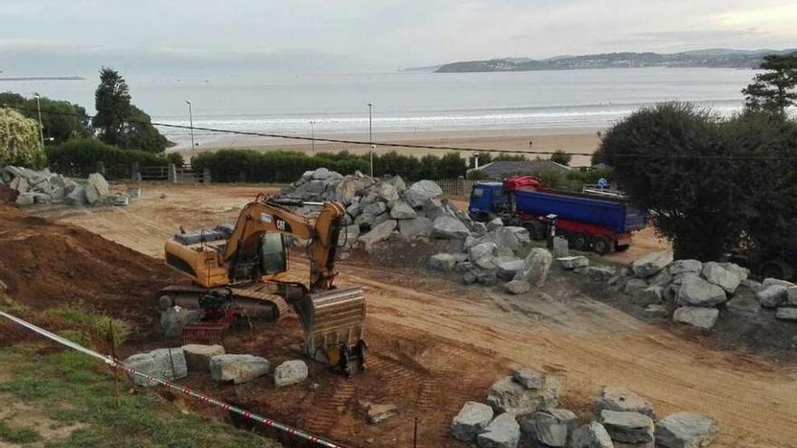 Muro de piedra en el &#039;parking&#039; de Bastiagueiro