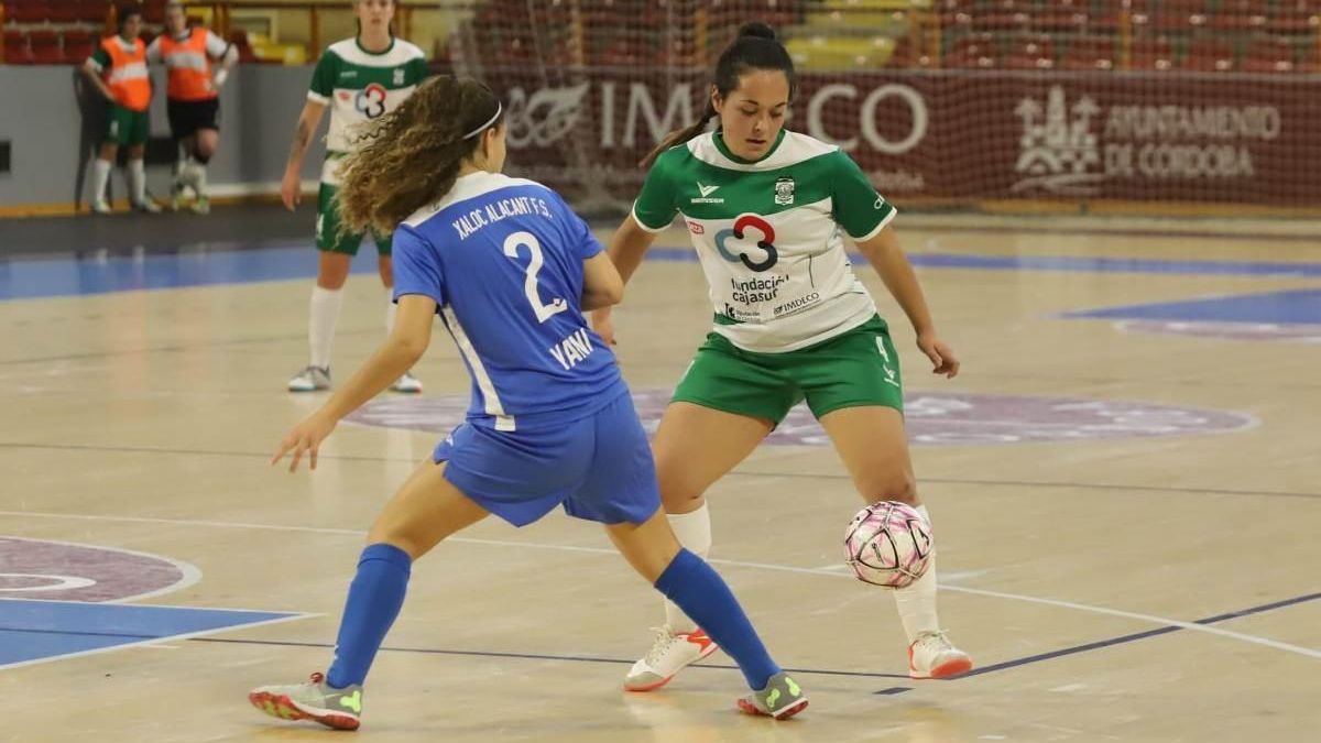 Lidia Domenech controla el balón ante una rival.