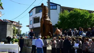 El centenario “eucalipto do santo” de Domaio se transforma en la imagen de San Benito