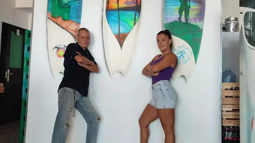 Pau Pérez, dibujante y aerografista en la playa de Arinaga