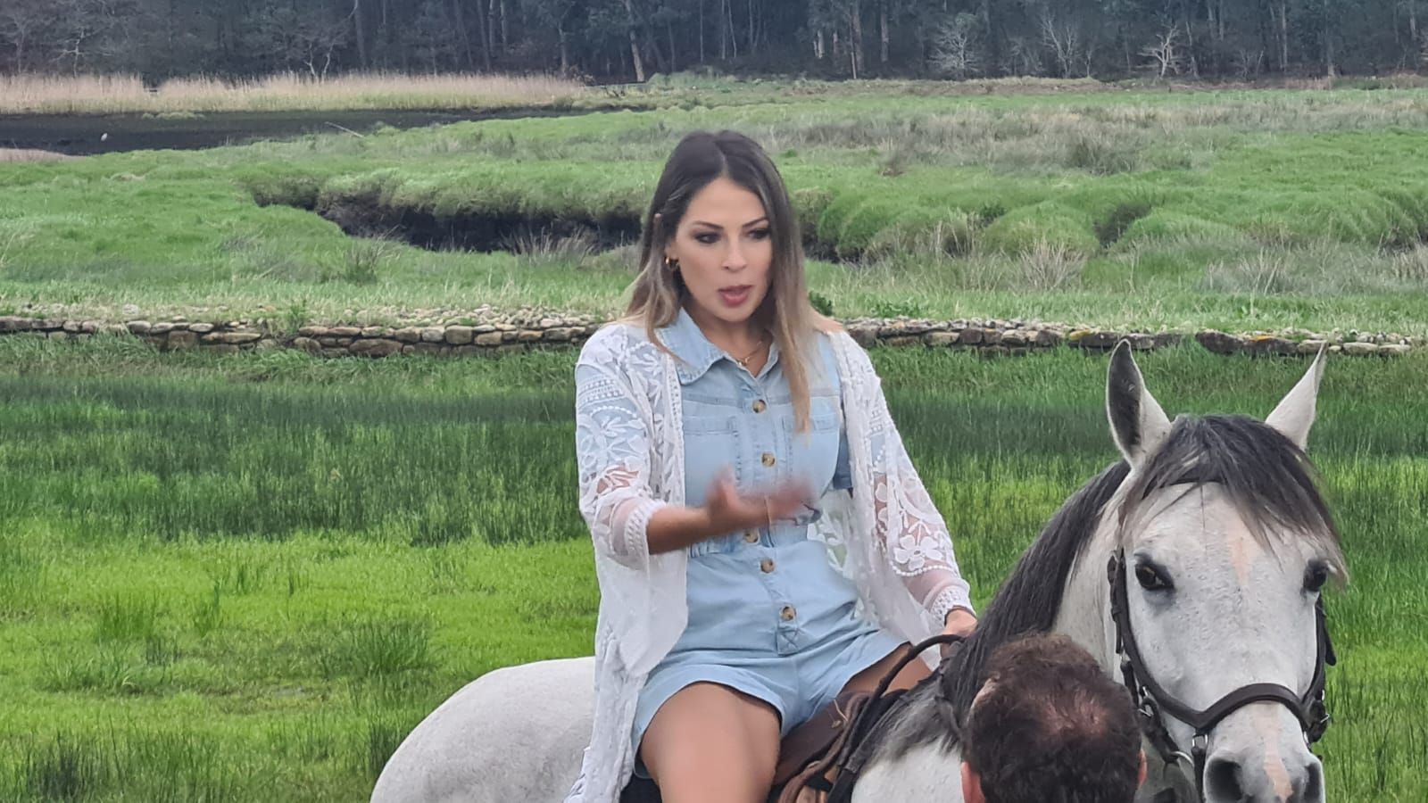 La actriz y presentadora Beatriz Serén durante el rodaje de "Junto a ti", el videoclip del último trabajo de Roi Casal, dirigido por Virvi Fraga.