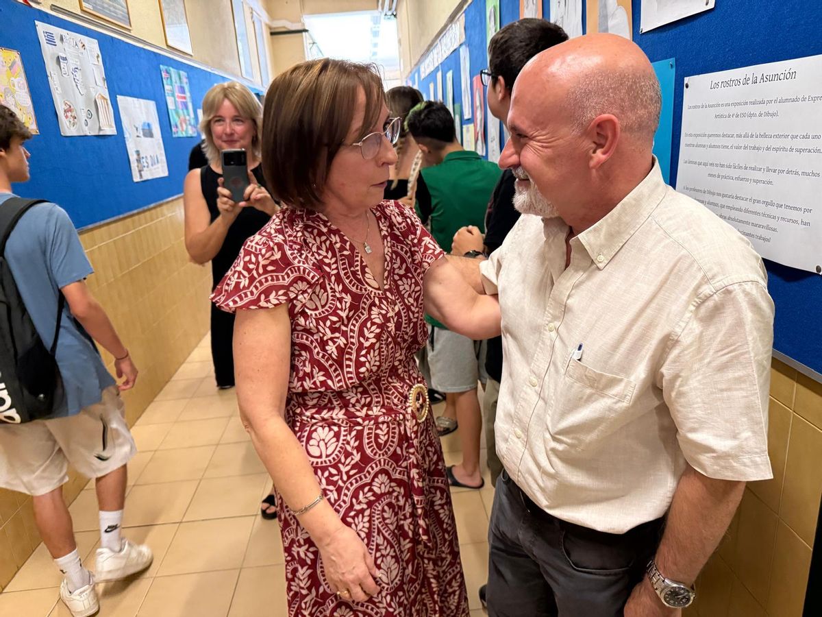 Julia Miquel y Félix Arias momentos después de recibir la sorpresa del alumnado este miércoles