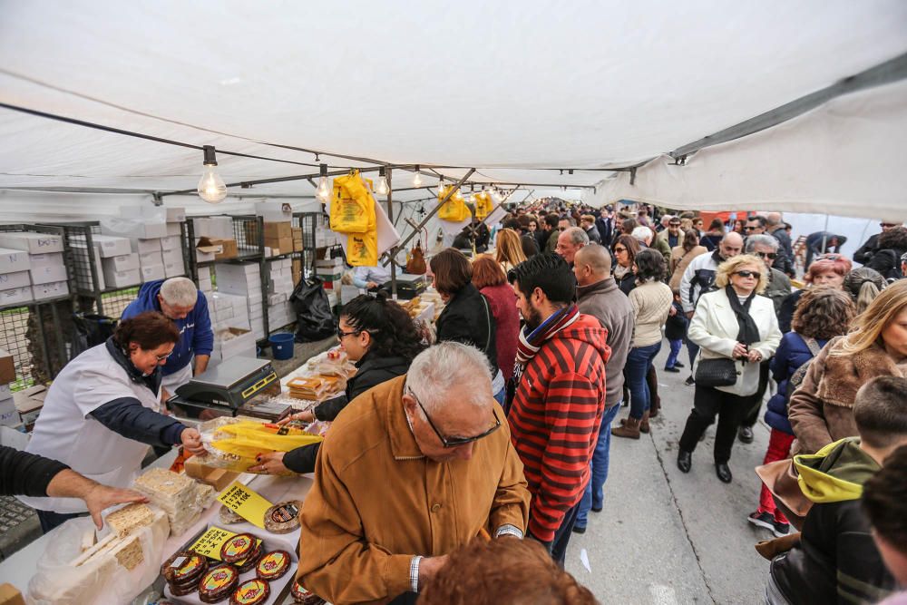 Bolas de bergamota, pan de novia, el concurso mundial de charlatanes...Orihuela se reencuentra con la tradición en San Antón