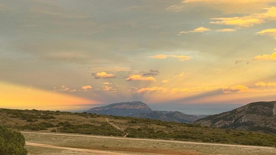 El Montgó lanza rayos: el fascinante efecto atmosférico que se ha visto esta tarde en la Marina Alta