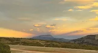 El Montgó lanza rayos: el fascinante efecto atmosférico que se ha visto esta tarde en la Marina Alta