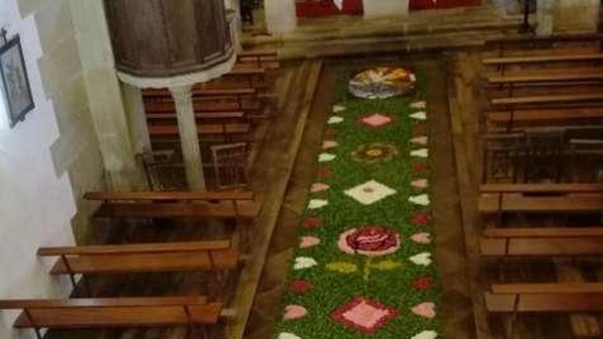 La pasión por las alfombras florales de Corpus se extiende por la comarca