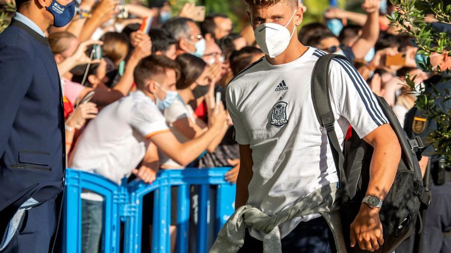 La selección cambia de actitud y se vuelca con la afición a su llegada a Sevilla