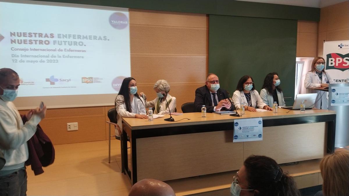 Mesa redonda con profesionales de Enfermería en el hospital Virgen de la Concha