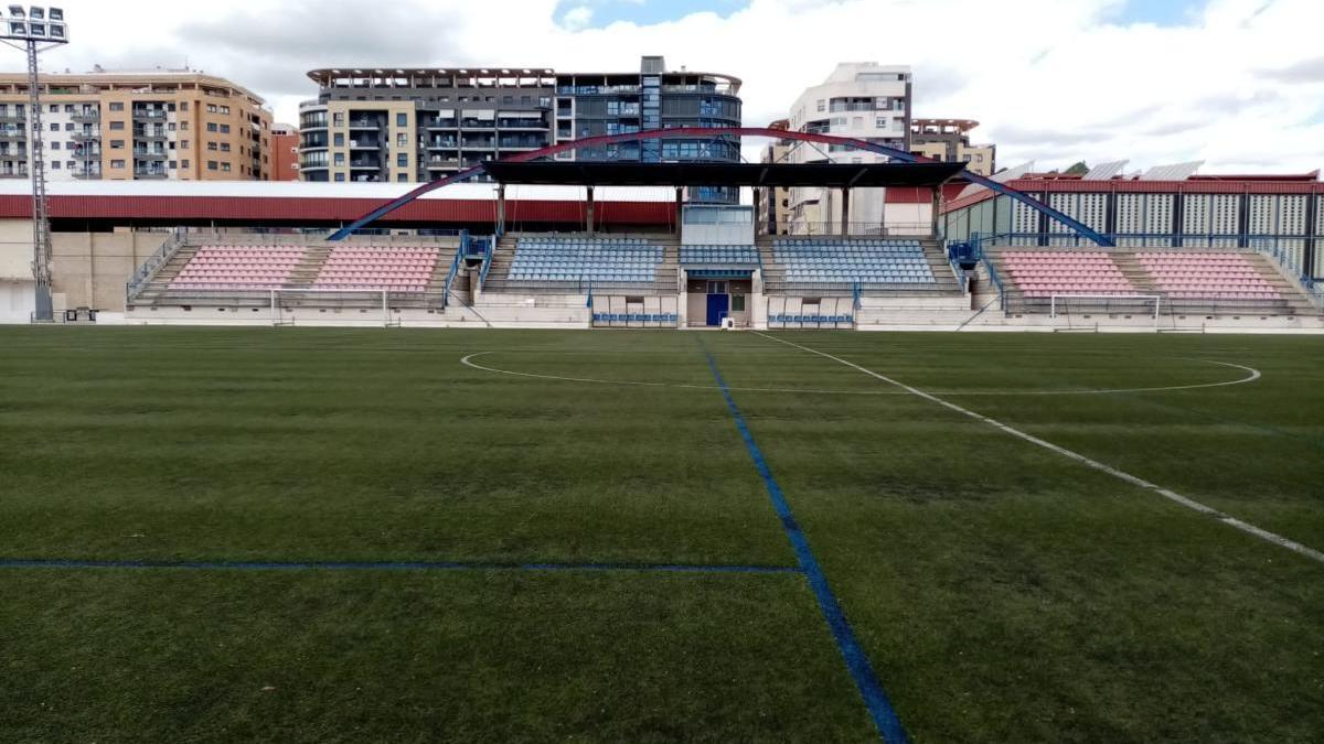 El campo de fútbol municipal de Tavernes, en una imagen de esta misma semana.