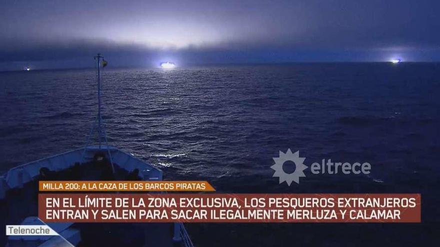 Unos 260 barcos &quot;piratas&quot; y un programa de televisión  |  La conocida como milla 201, en la franja que separa la zona argentina de las aguas internacionales, se estima que faenaron en lo que va de año unos 260 barcos. Esta problemática llegó incluso a una cadena de televisión local, que realizó un reportaje denominado A la caza de los barcos piratas. Para ello un periodista de Telenoche se embarcó en un buque de la Prefectura para ver cómo se vigila la Zona Económica Exclusiva (ZEE), en la que sobre todo barcos asiáticos capturan pota y otras especies, como la merluza.