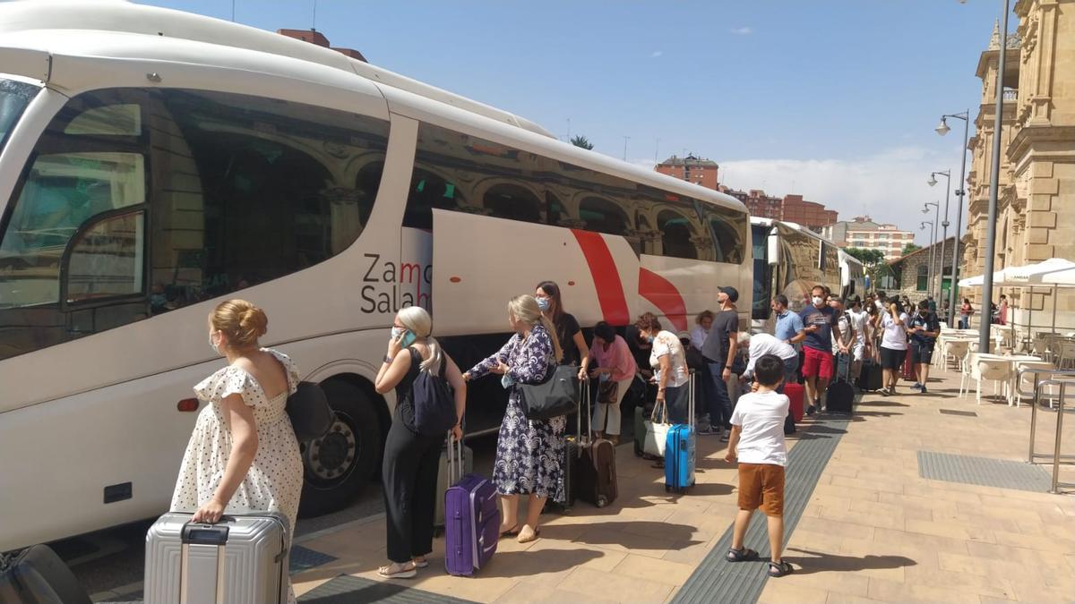 Viajeros del tren trasladados en autobuses entre Zamora y Sanabria AV, este lunes