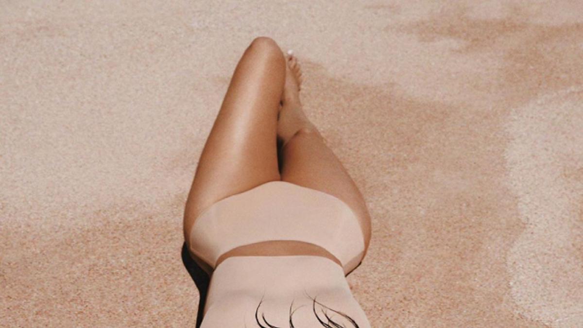 Kim Kardashian propone lleva su conjunto desnudo efecto faja a la playa