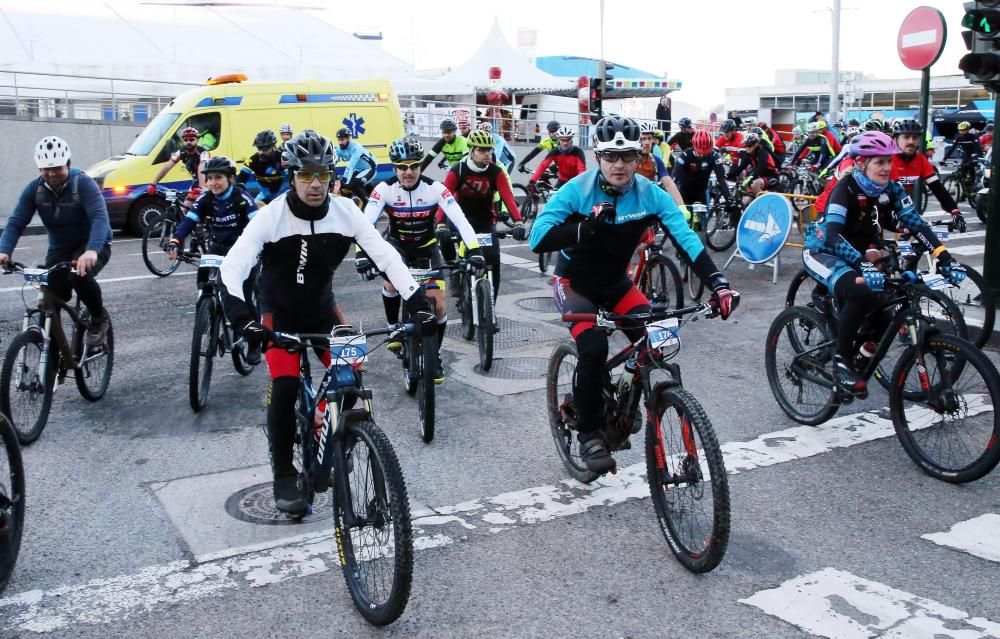 Más de 600 cicistas protagonizaron la quinta edición de la Bikedada entre Vigo y Eiras.