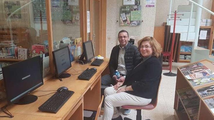El concejal Suso Pérez y la bibliotecaria, ayer en Rodeira. // FdV
