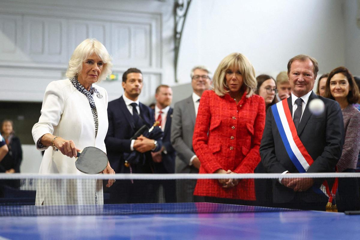 Camila juega al ping pong en su viaje oficial a Francia