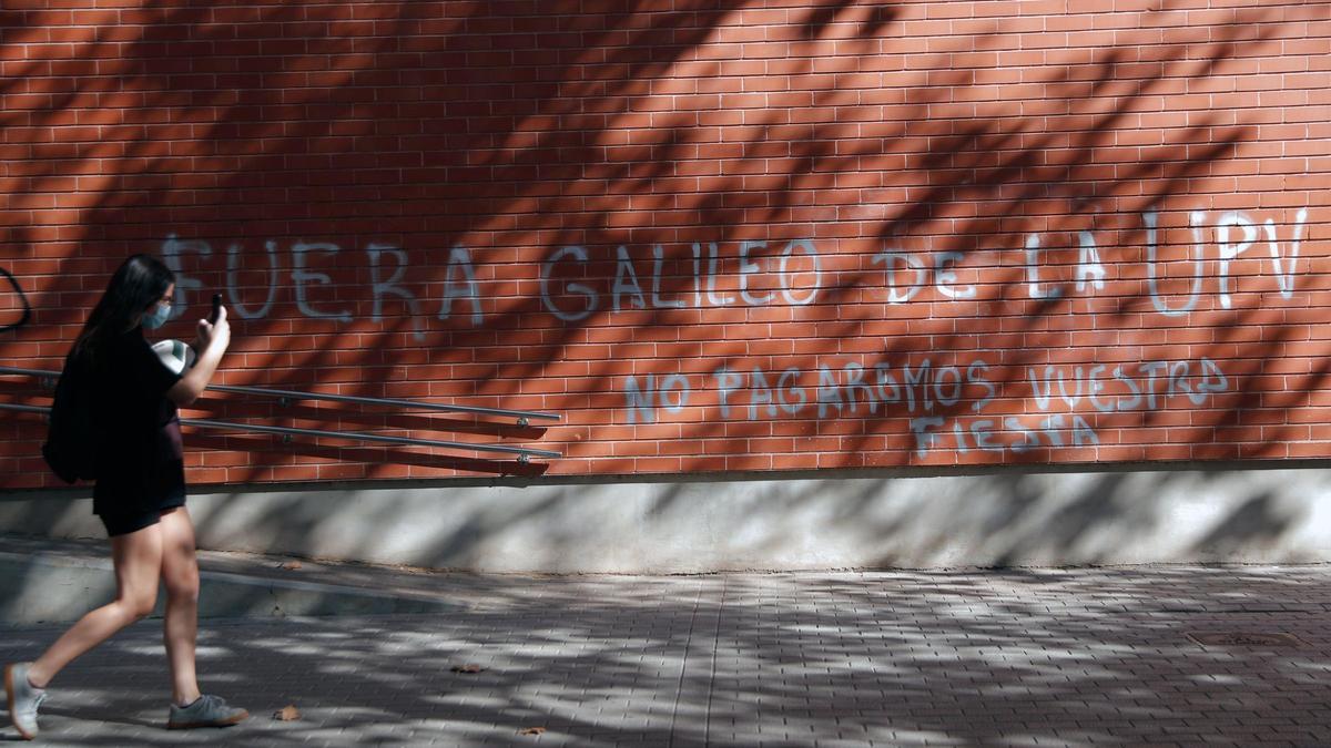 El Colegio Mayor "Galileo Galilei" y sus alrededores amanecieron hoy con pintadas alusivas al brote de Covid-19 detectado la pasada semana y que obligó a suspender las clases presenciales a 25.000 alumnos del campus de la Universidad Politécnica de Valencia (UPV).