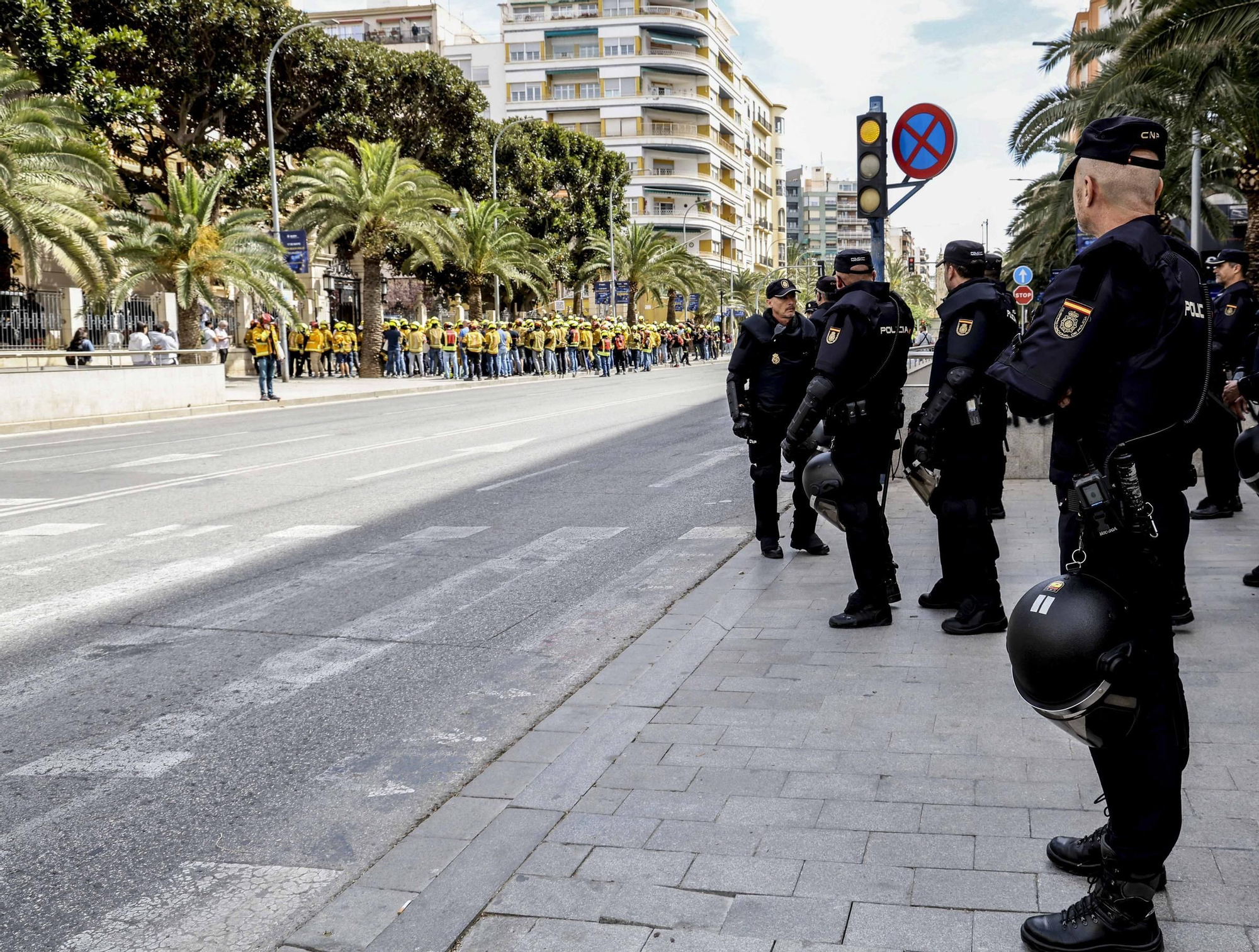 Protesta de los bomberos frente a la Diputación de Alicante
