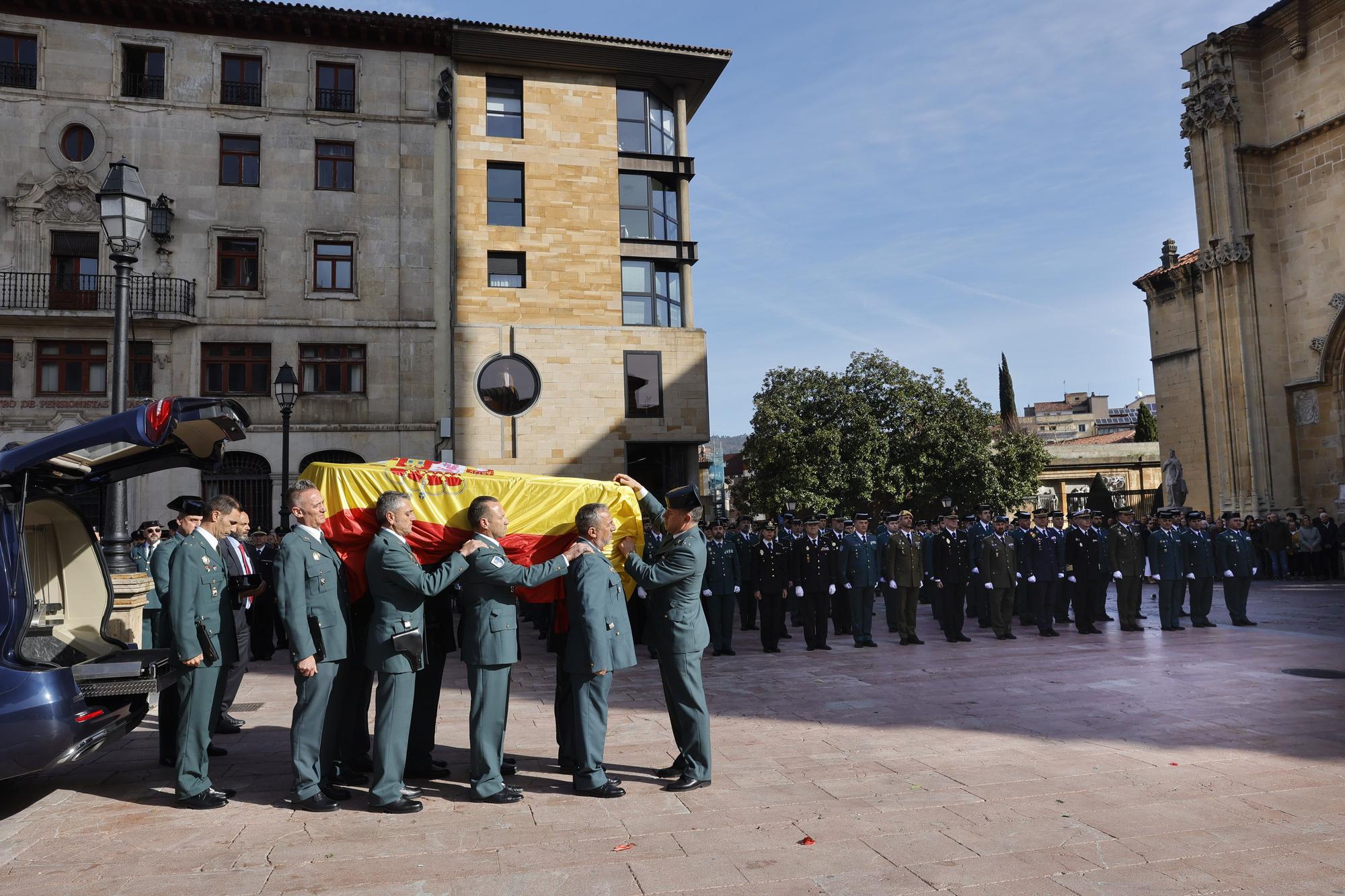 En imágenes: funeral en la catedral de Oviedo del guardia civil que evitó una masacre ciclista en Pravia