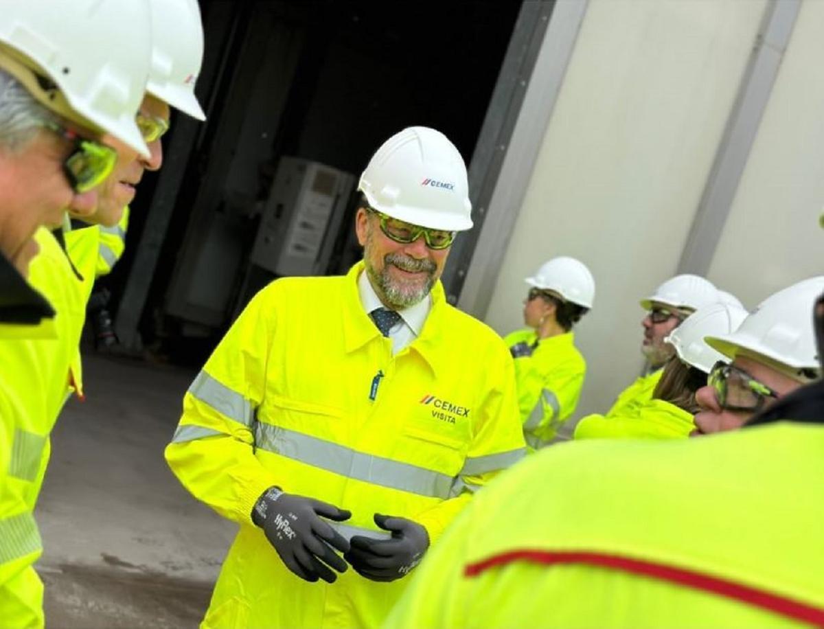 El alcalde alicantino, Luis Barcala, durante su visita a Cemex.